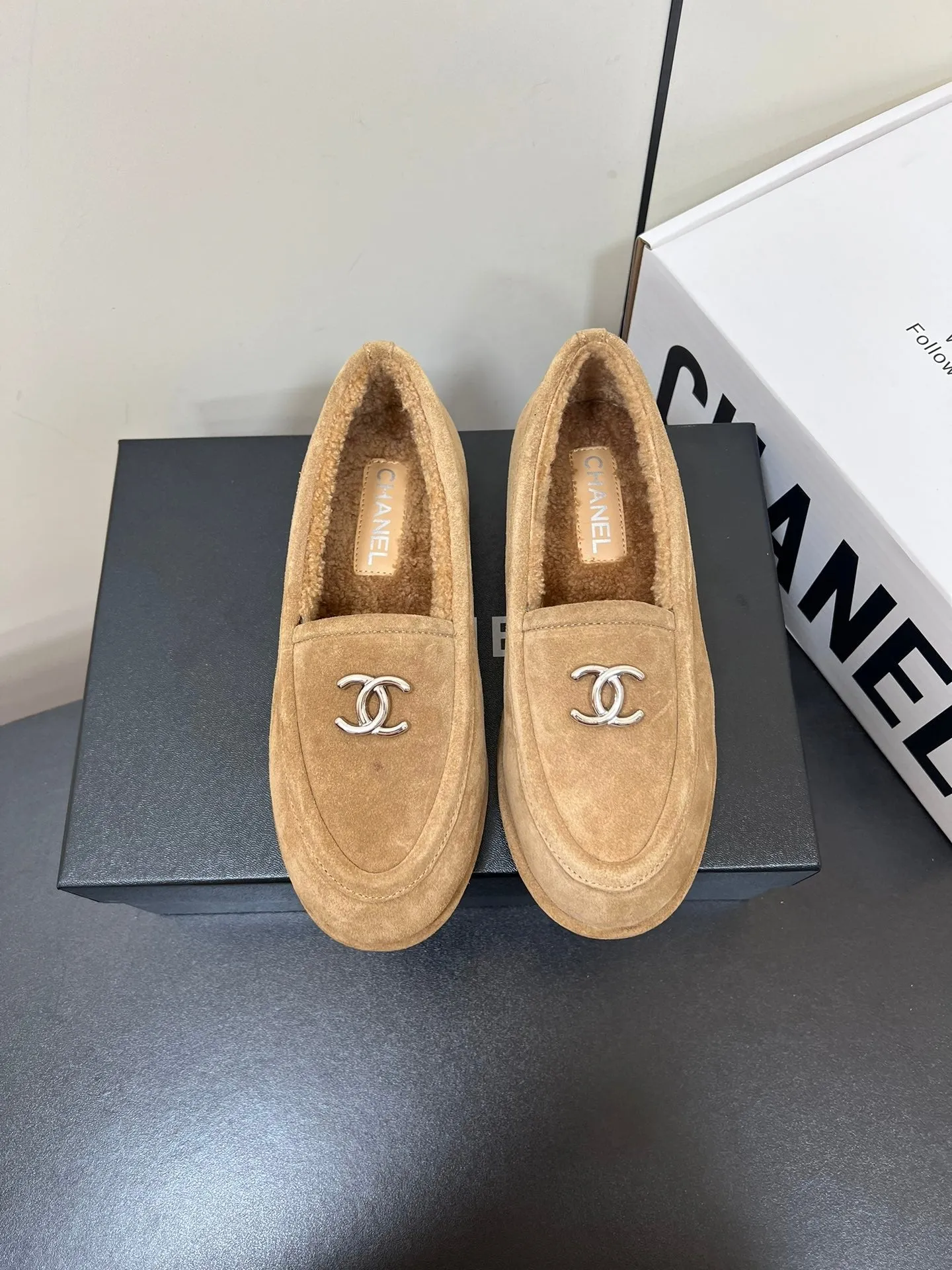 LOAFER IN SEPIA TAN SUEDE AND SOLF FLEECE LINING